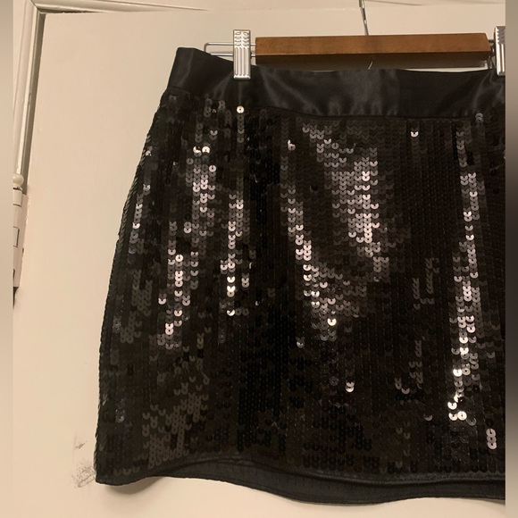 NWT-Express Design Studio Black Sequin Mini Skirt. Size 6. - Picture 3 of 13